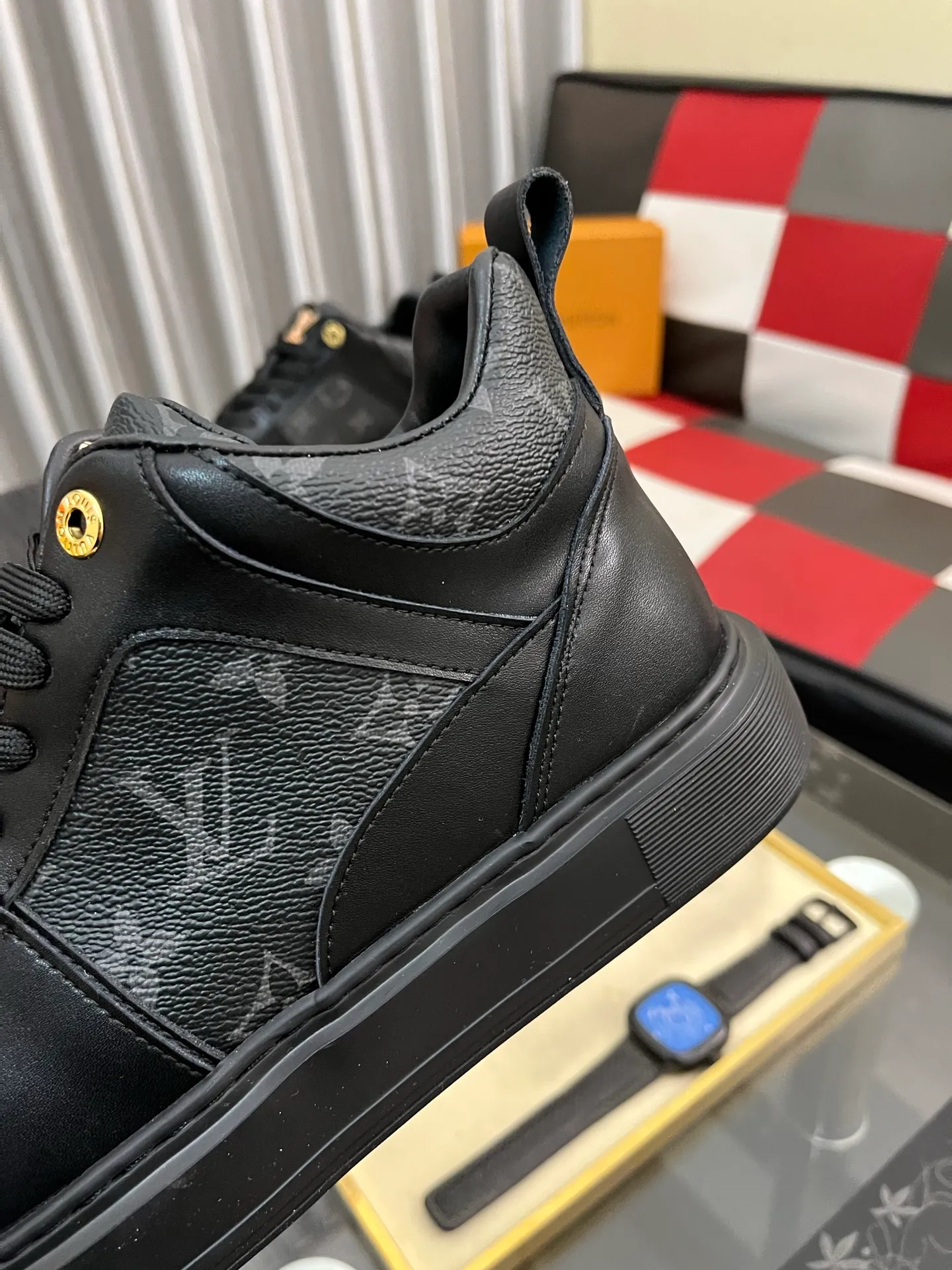 Men's shoes 💰458⌚️⌚️《Louis vuitton/LV Louis Vuitton》original quality.~ Unique modern style sneakers. 🏃A must-have casual shoe for trendy men😍😍 Original brand imported from Italy, imported original leather, cowhide lining (refuses to discolor and grind feet) sole: original sole provided by the original factory, French lazy style design ⚠️Fit to the feet, original quality, super comfortable original sole. Code number: 38-442️⃣Colors available